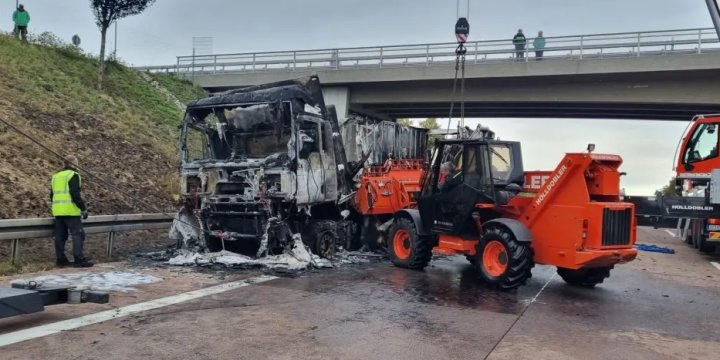 „Mirosea a friptură la grătar!” Camion plin cu 20 de tone de carne de vită, făcut scrum pe o autostradă din Germania (FOTO)