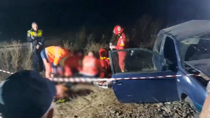 Imagini ŞOCANTE în România! Maşina unei şoferiţe zdrobită de tren și târâtă pe șine zeci de metri. Femeia a murit (FOTO)