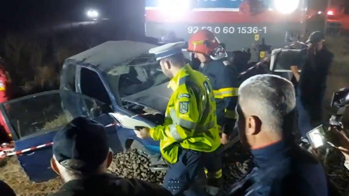 Imagini ŞOCANTE în România! Maşina unei şoferiţe zdrobită de tren și târâtă pe șine zeci de metri. Femeia a murit (FOTO)