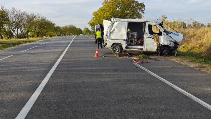 Accident grav la Sîngerei. Un microbuz s-a răsturnat. O pasageră, rănită (FOTO)