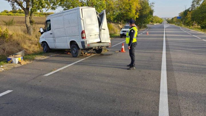 Accident grav la Sîngerei. Un microbuz s-a răsturnat. O pasageră, rănită (FOTO)