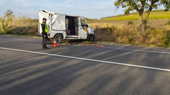 Accident grav la Sîngerei. Un microbuz s-a răsturnat. O pasageră, rănită (FOTO)