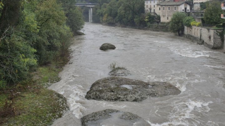 (FOTO) Inundaţii în Italia. Trafic paralizat, şcoli închise şi oameni blocați în mijlocul șuvoaielor