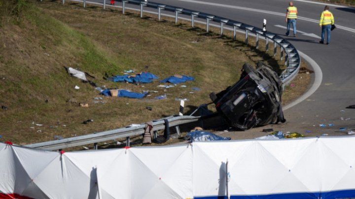 Accident grav în Germania: 7 oameni au murit după ce un microbuz cu migranți a ieșit de pe șosea. Șoferul încerca să scape de polițiști