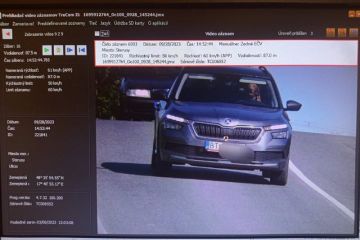 FOTO. Moment greu de crezut: O mașină care depășise viteza legală avea la volan un câine