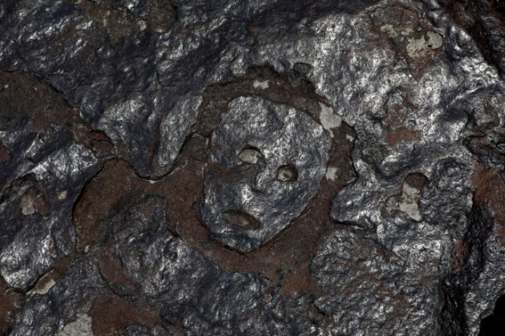 FOTO. Seceta din Brazilia a scos la lumină figuri umane antice ascunse de 2.000 de ani în apele Amazonului