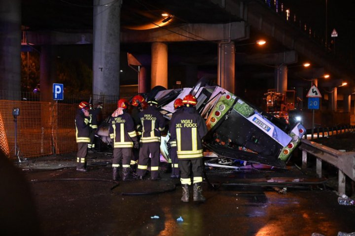 FOTO. Accident teribil în Italia. Cel puțin 21 de morți după ce un autocar s-a prăbușit de pe un pod și a luat foc