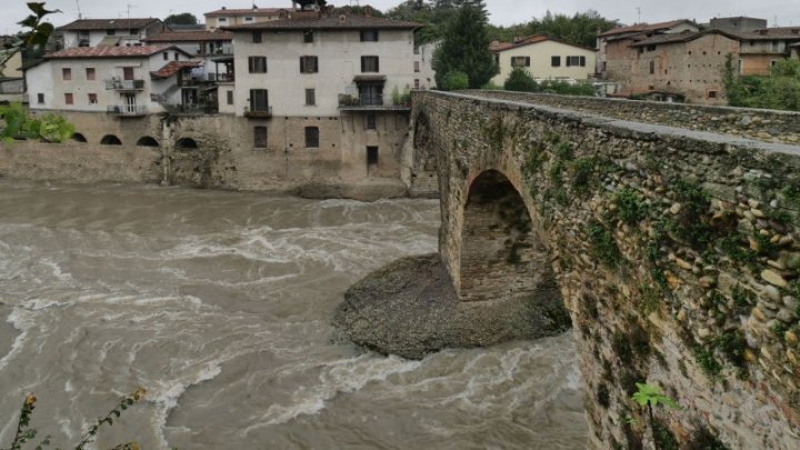 (FOTO) Inundaţii în Italia. Trafic paralizat, şcoli închise şi oameni blocați în mijlocul șuvoaielor