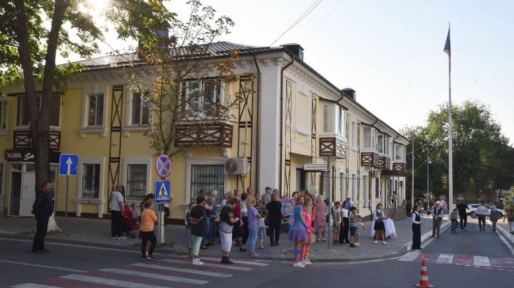 FOTO Faţada unui bloc locativ de pe strada Mihai Eminescu din Orhei, RESTAURATĂ. Localnică: "Atât de frumos arată. Parcă e dintr-o poveste