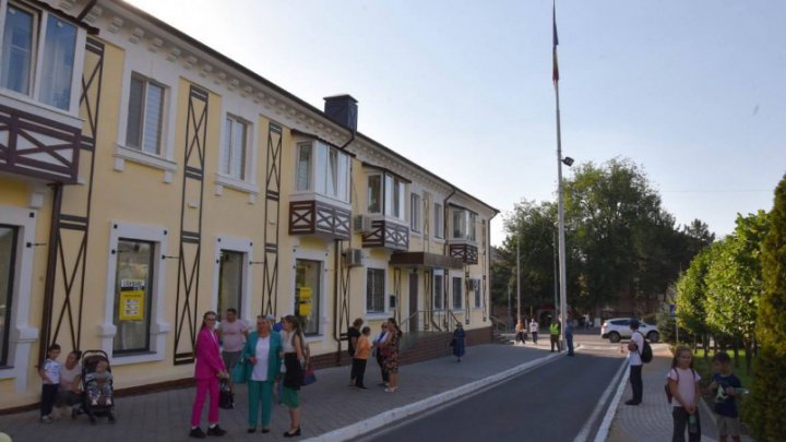 FOTO Faţada unui bloc locativ de pe strada Mihai Eminescu din Orhei, RESTAURATĂ. Localnică: "Atât de frumos arată. Parcă e dintr-o poveste