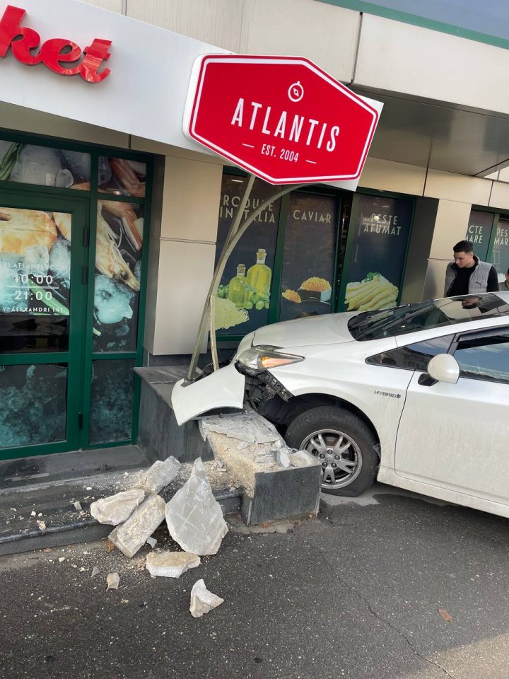 Impact violent în centrul Capitalei. O maşină s-a izbit în peretele unui magazin (FOTO)