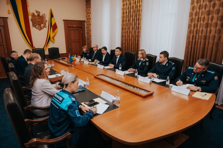 Siguranță și coordonare: Ofițerii FRONTEX participă la procesul de autorizare a trecerii frontierei Republicii Moldova 