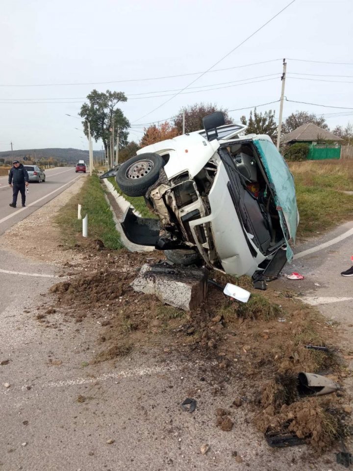 FOTO Accident grav pe şoseaua Ungheni - Chișinău. Un microbuz făcut zob 