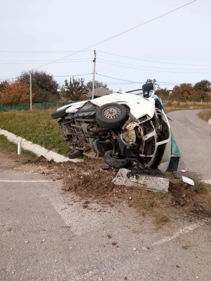 FOTO Accident grav pe şoseaua Ungheni - Chișinău. Un microbuz făcut zob 