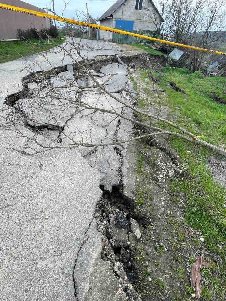 FOTO. Alunecări de teren la Bucovăț. CSE va aloca sute de mii de lei pentru înlăturarea consecințelor ploilor abundente 