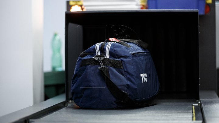 Deconspirat pe Aeroportul Internaţional Chișinău. Ce a ascuns în bagaj un cetăţean străin FOTO
