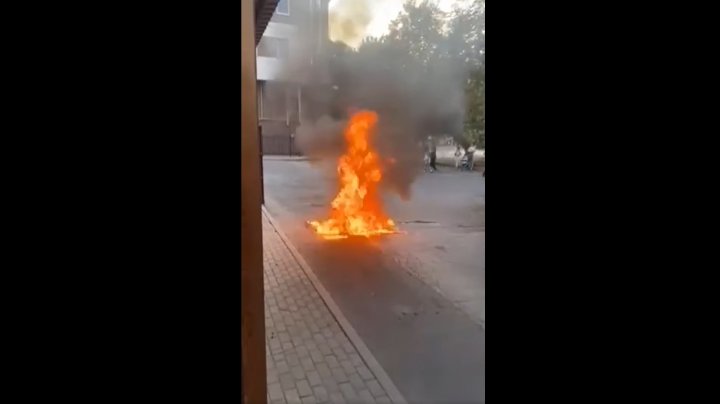 (VIDEO) Act de vandalism într-un sector al Capitalei. Un tomberon a fost INCENDIAT