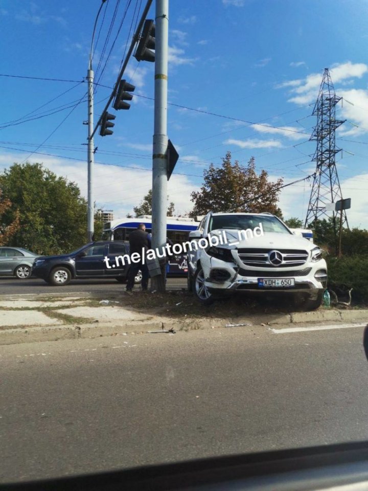 (VIDEO) Accident în lanţ în Capitală. MOMENTUL în care trei automobile se ciocnesc violent