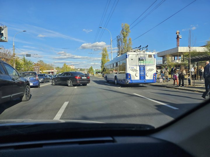 (FOTO) Accident în Capitală. Un troleibuz s-a ciocnit violent cu un automobil. În zonă s-au creat ambuteiaje