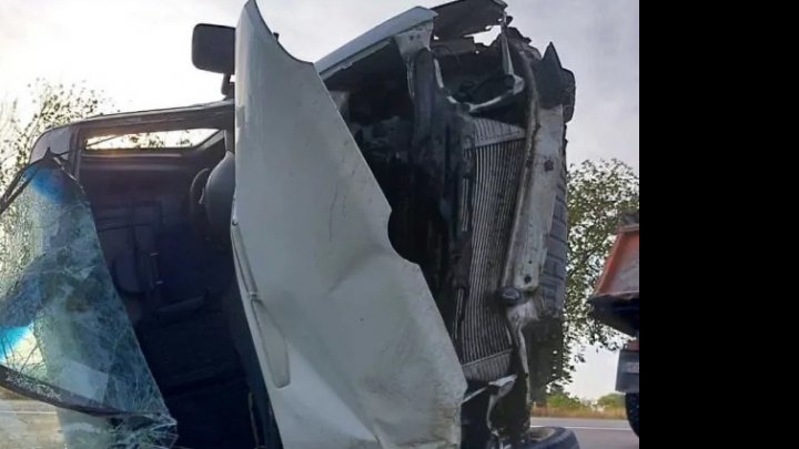 Accident grav la Sîngerei. Un microbuz s-a răsturnat. O pasageră, rănită (FOTO)