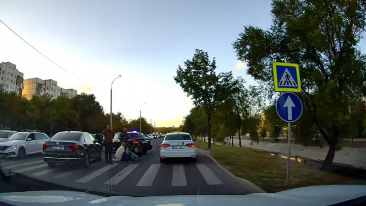 (VIDEO) Un bărbat a fost spulberat pe trecerea de pietoni. IMAGINI de la locul accidentului 