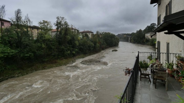 (FOTO) Inundaţii în Italia. Trafic paralizat, şcoli închise şi oameni blocați în mijlocul șuvoaielor