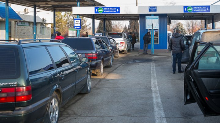 (FOTO) Ce au găsit vameşii de la Cahul în maşina unui moldovean, care a spus că nu are nimic de declarat