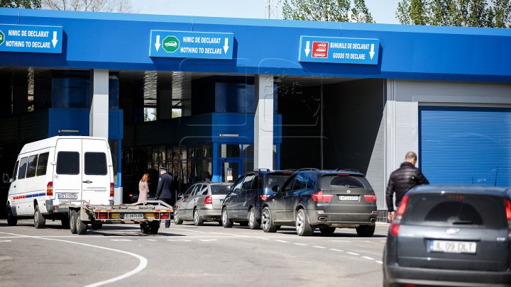 Un microbuz ce se deplasa din România spre Republica Moldova, supus controlului în Vama Leuşeni. Ce transporta