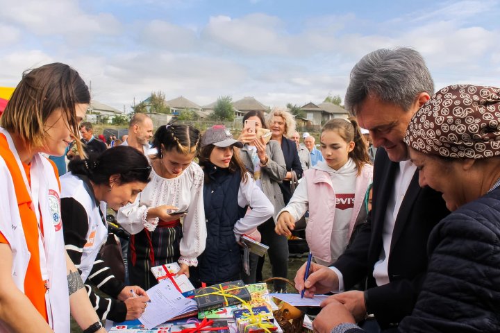 FOTO. Premierul Recean, la Chetrosu: Țara noastră, plină de oameni muncitori, care păstrează tradițiile și dezvoltă afaceri în agricultură