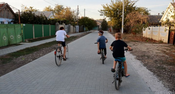 Bucurie pentru locuitorii din comuna Svetlîi. A fost reabilitată strada Tinereții, pe o distanță de peste 300 de metri (FOTO)