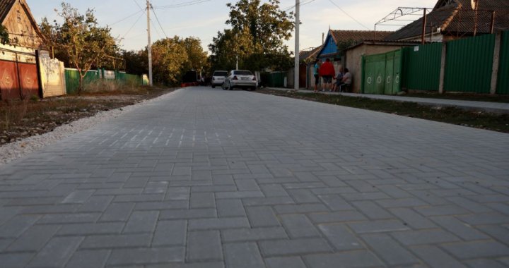Bucurie pentru locuitorii din comuna Svetlîi. A fost reabilitată strada Tinereții, pe o distanță de peste 300 de metri (FOTO)