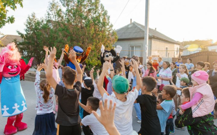 Bucurie pentru locuitorii din comuna Svetlîi. A fost reabilitată strada Tinereții, pe o distanță de peste 300 de metri (FOTO)