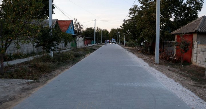 Bucurie pentru locuitorii din comuna Svetlîi. A fost reabilitată strada Tinereții, pe o distanță de peste 300 de metri (FOTO)