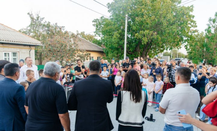 Bucurie pentru locuitorii din comuna Svetlîi. A fost reabilitată strada Tinereții, pe o distanță de peste 300 de metri (FOTO)