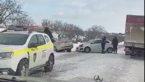 (VIDEO) Accident în raionul Ştefan Vodă. Două automobile s-au ciocnit VIOLENT: Un minor de 9 ani, transportat la spital