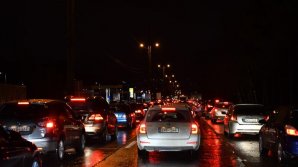 ( VIDEO) Ambuteiaje infernale s-au format în Capitală din cauza unor restricţii de circulaţie. Oamenii, nevoiţi să ajungă acasă pe jos