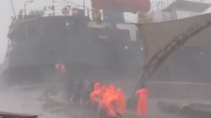 Furtună VIOLENTĂ. O navă deţinută de un om de afaceri moldovean, RUPTĂ ÎN DOUĂ în Turcia (VIDEO)