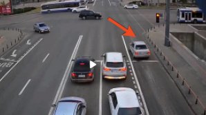 (VIDEO) S-a dus în vizită, dar a plecat de acolo furând automobilul amicului. Ce riscă făptaşul 