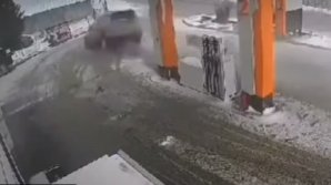 Momentul în care o şoferiţă moldoveancă ZBOARĂ cu maşina prin benzinărie, distruge gardul unei locuinţe din România și intră în curtea acesteia (VIDEO)