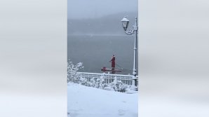 Imagini MAGICE în parcul Valea Morilor! Un Moş Crăciun a fost surprins cum se plimba pe lac (VIDEO)