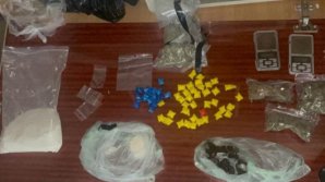 Droguri de peste 1 milion de lei, ridicate de poliţişti dintr-un apartament din Chişinău. Suspectul, reţinut (VIDEO)