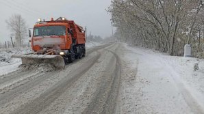 Se circulă în condiții de iarnă în unele localități din țară. Drumarii, în acțiune (FOTO)