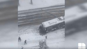 VIDEO. Un troleibuz blocat în zăpadă, împins de pasageri, pe o stradă din Capitală