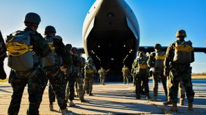 (VIDEO/FOTO) Militari din Armata Naţională şi a SUA, în acţiune pe Aeroportul din Mărculeşti. Un avion NATO a intrat în spaţiul aerian al Moldovei