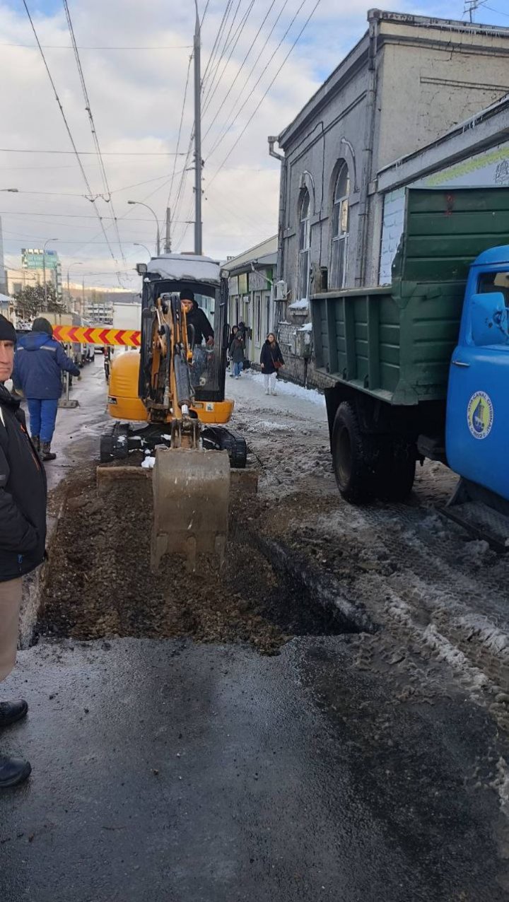 46 de avarii la rețelele de apeduct, înregistrate în Capitală, în weekend (FOTO)