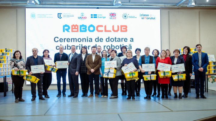 (FOTO) 110 instituții de învățământ din Republica Moldova - dotate cu seturi de robotică de ultimă generație