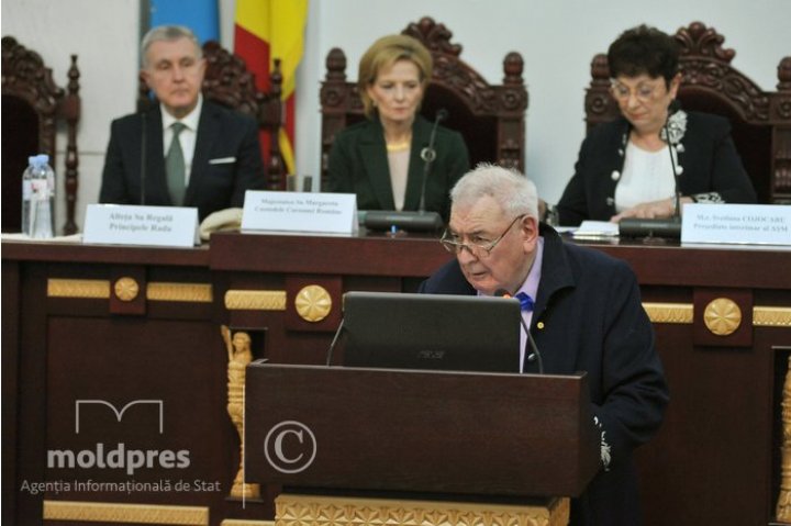 (FOTO) Majestatea Sa Margareta, Custodele Coroanei a primit însemnele de Membru de Onoare al Academiei de Ştiinţe a Moldovei