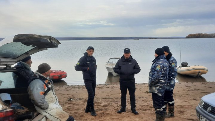 Prinși în FLAGRANT. Mai multe persoane, pescuiau ilegal pe lacul de la Costești-Stânca. Ce riscă aceştia (FOTO)