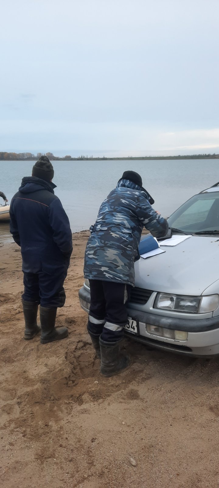 Prinși în FLAGRANT. Mai multe persoane, pescuiau ilegal pe lacul de la Costești-Stânca. Ce riscă aceştia (FOTO)