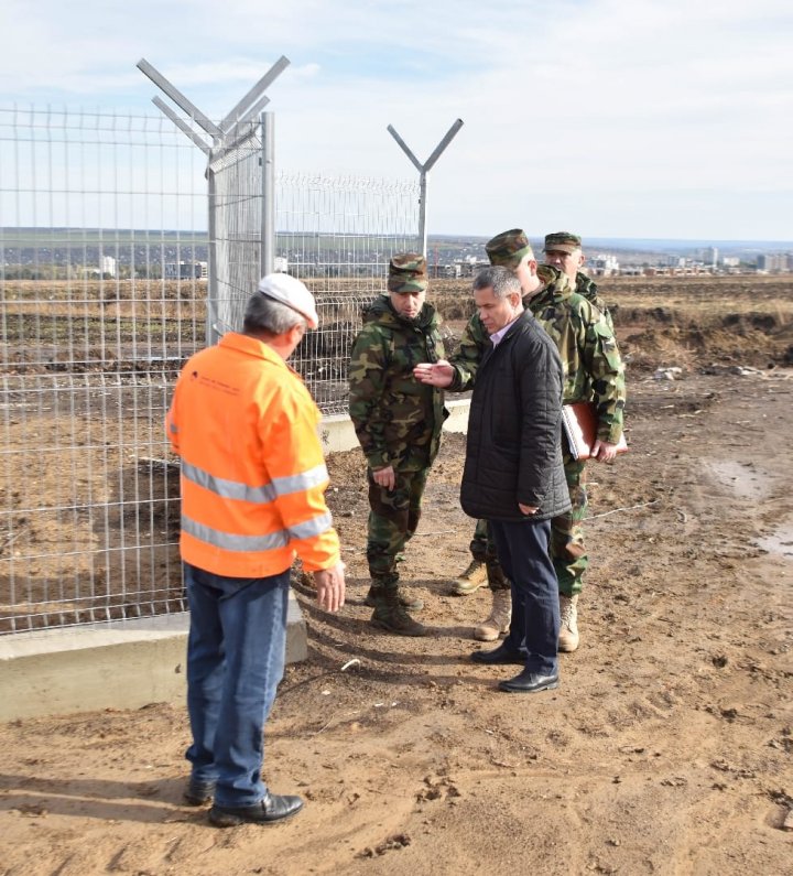 ( FOTO) O tabără militară se construieşte în localitatea Băcioi. Lucrările au început deja. Precizările făcute de Ministrul Apărării